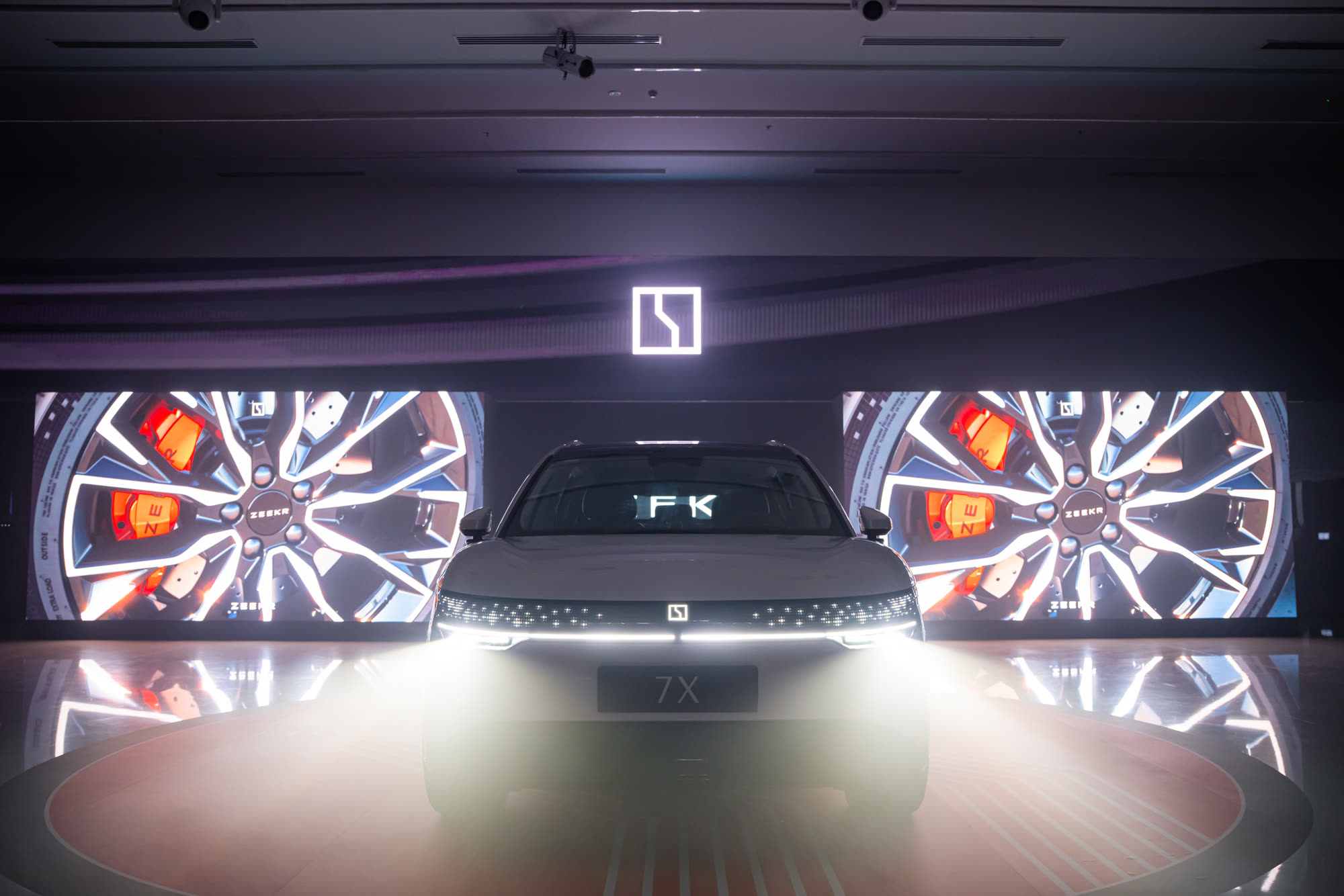 ZEEKR 7X under show lighting